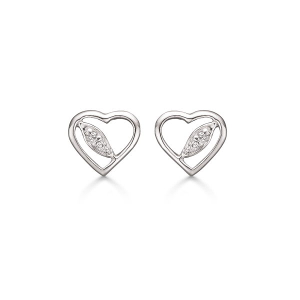 Silberohrring rhodiniertes Herz mit facettiertem Zirkonia in der Mitte auf einer Schräge.