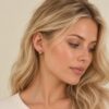 Elegante Blondine mit goldenem Tropfenohrring