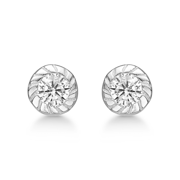 Silberne Ohrstecker, facettierter Zirkonia in einer röhrenförmigen Fassung mit einem Muster am Rand.