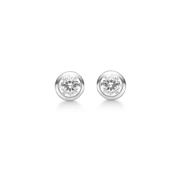 Silberne Ohrstecker mit 6 mm facettiertem Zirkonia in runder Fassung.