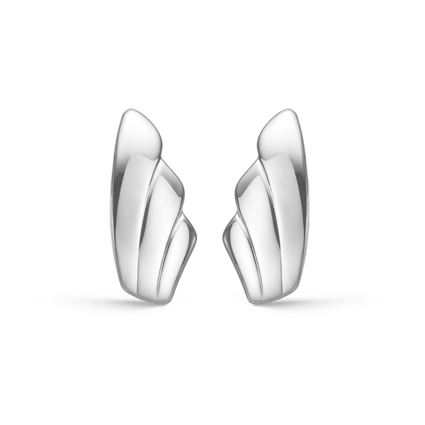 Silberner Ohrclip mit rhodinierten matten diagonalen Linien.