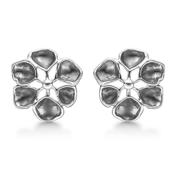 Silberner Ohrclip oxidierte Blume. Messen Sie 20 mm.