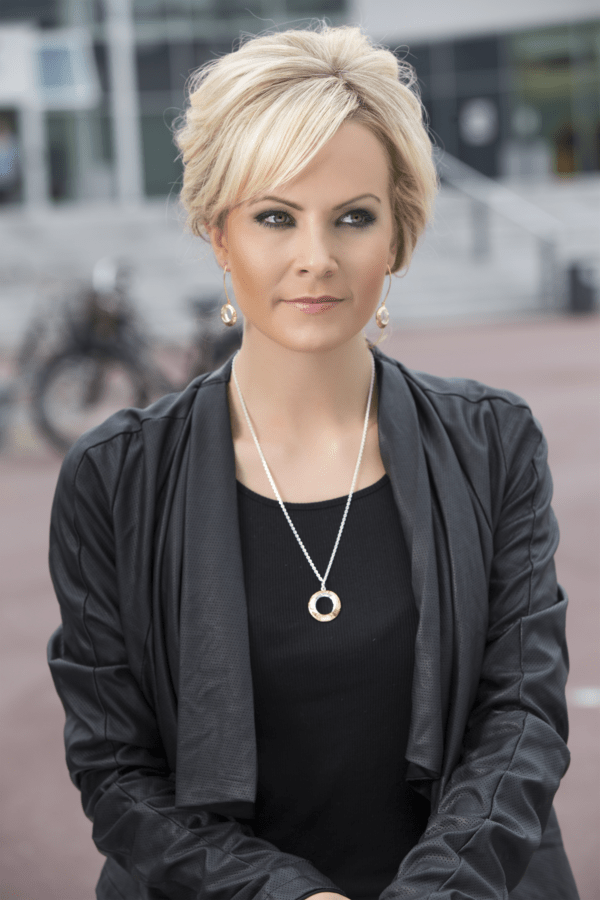 2 farbige Ohrhänger, versilbert und vergoldet