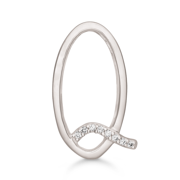 Buchstabenanhänger in Silber Q. mit facettierten Zirkonia. Abmessungen: 18 x 9,5 x 4 mm.